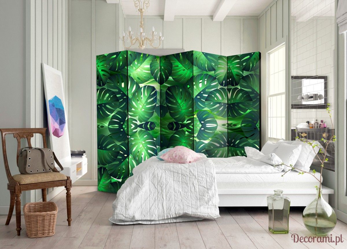 Parawan urban jungle zielone liście Monstera Deliciosa w jasnym wnętrzu sypialni