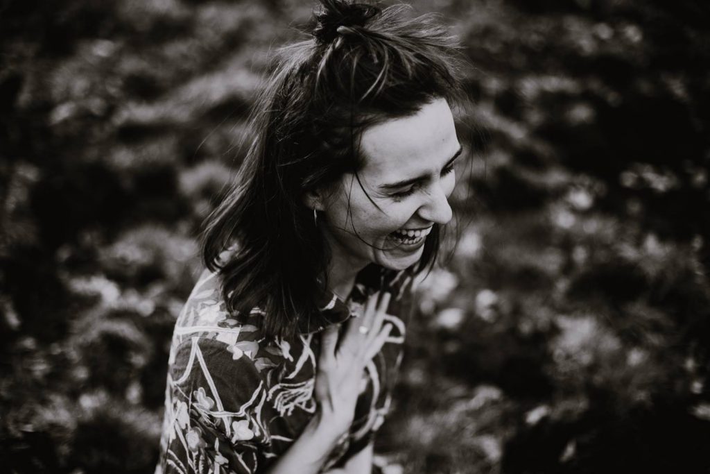 Czarno-białe zdjęcie śmiejącej się kobiety